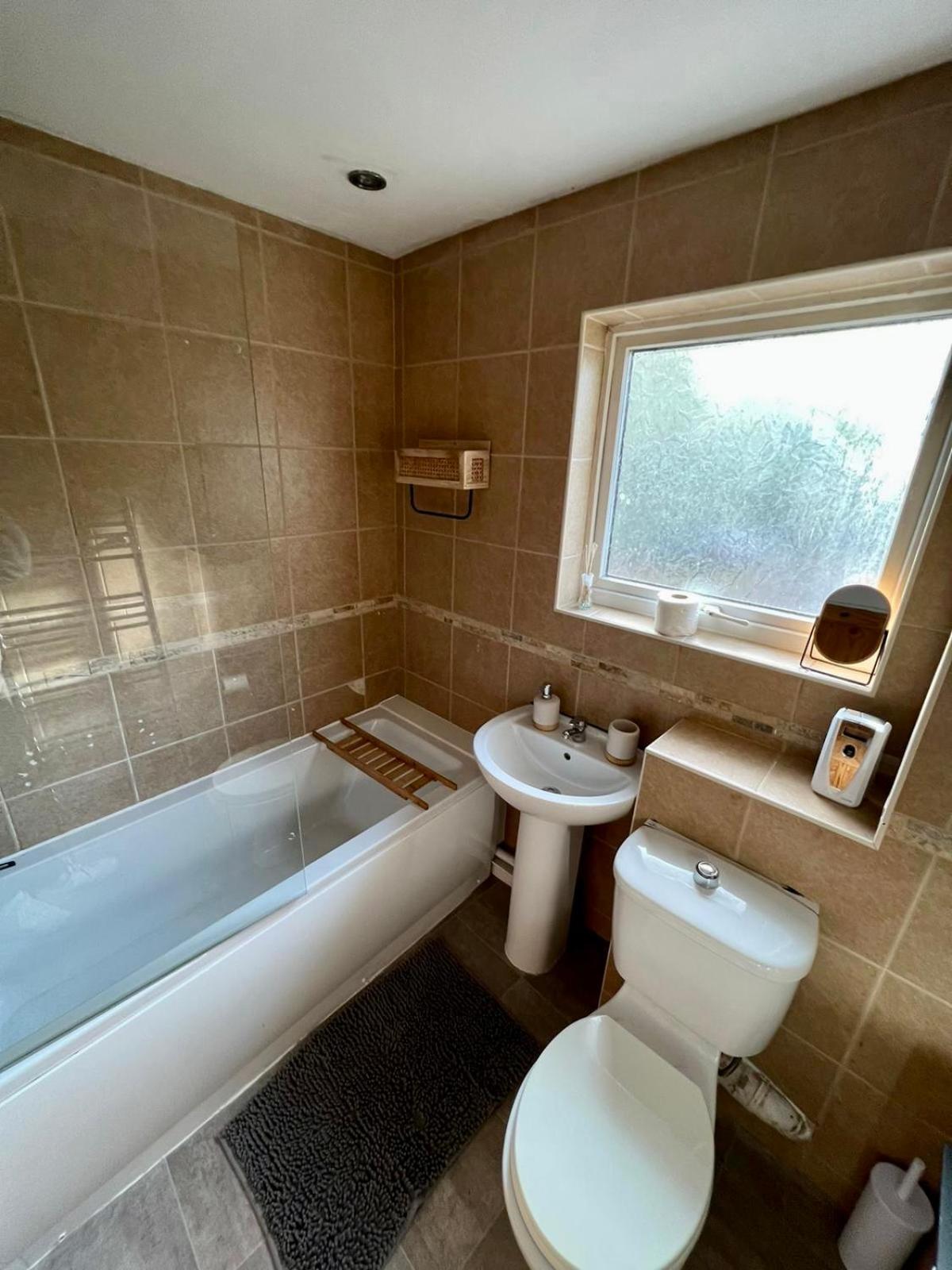 Manchester - Eccles - Business - Contractors - Families - Discounts Available المظهر الخارجي الصورة